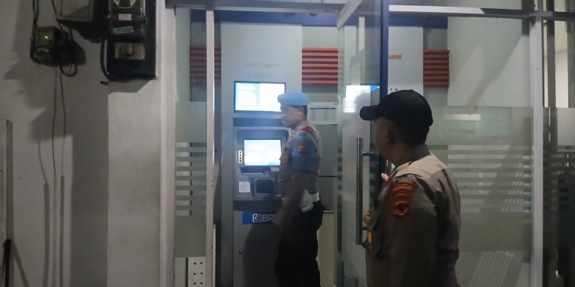 Personil Samapta Polsek Sukalarang Patroli Malam Hari Cegah Kejahatan Perbankan