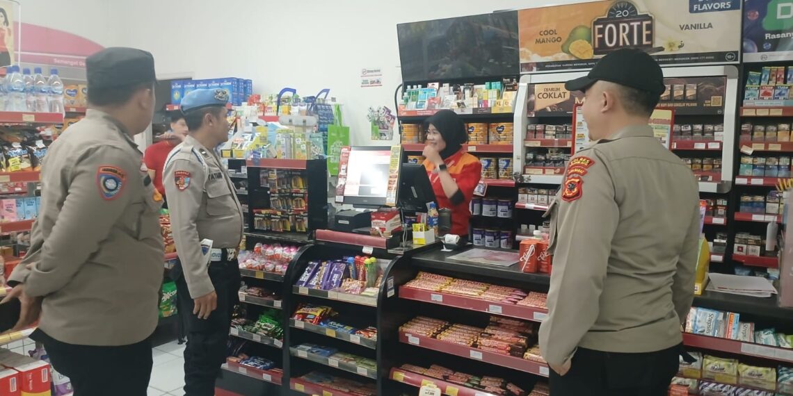 Anggota Polsek Sukalarang Laksanakan Patroli Dialogis Kerawanan Malam