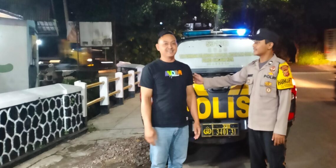 Polsek Kebonpedes Sambangi Warga Malam Hari Sampaikan Himbauan Kamtibmas