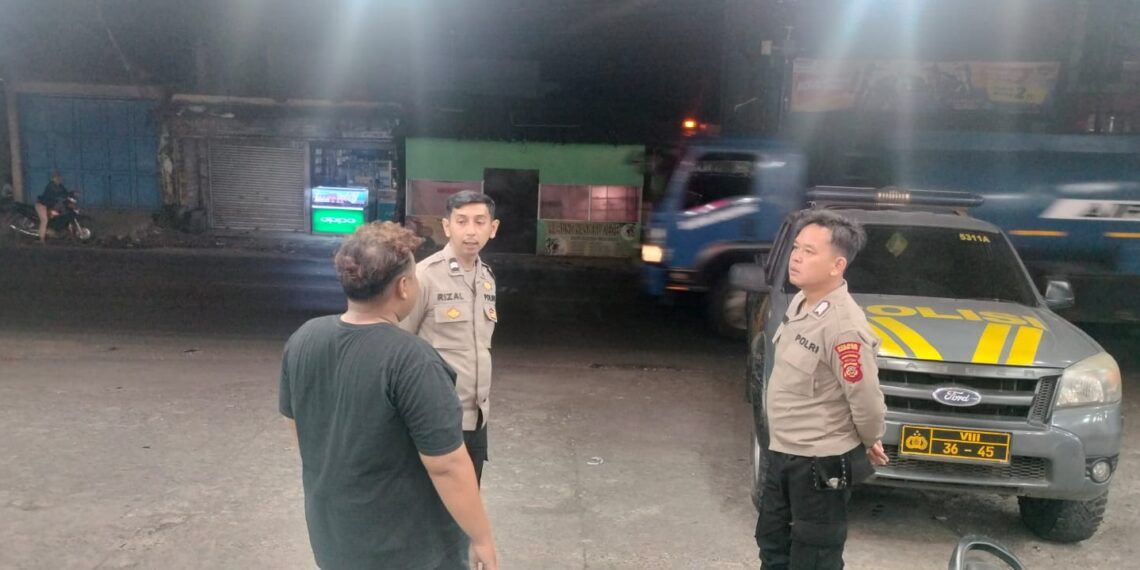 Patroli Sambang Malam Dialogis Dengan Masyarakat