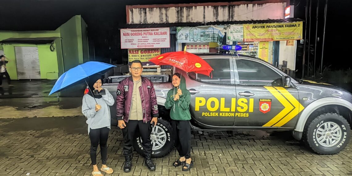 Polsek Kebonpedes Patroli Sambang Warga Malam Hari Sampaikan Himbauan Kamtibmas
