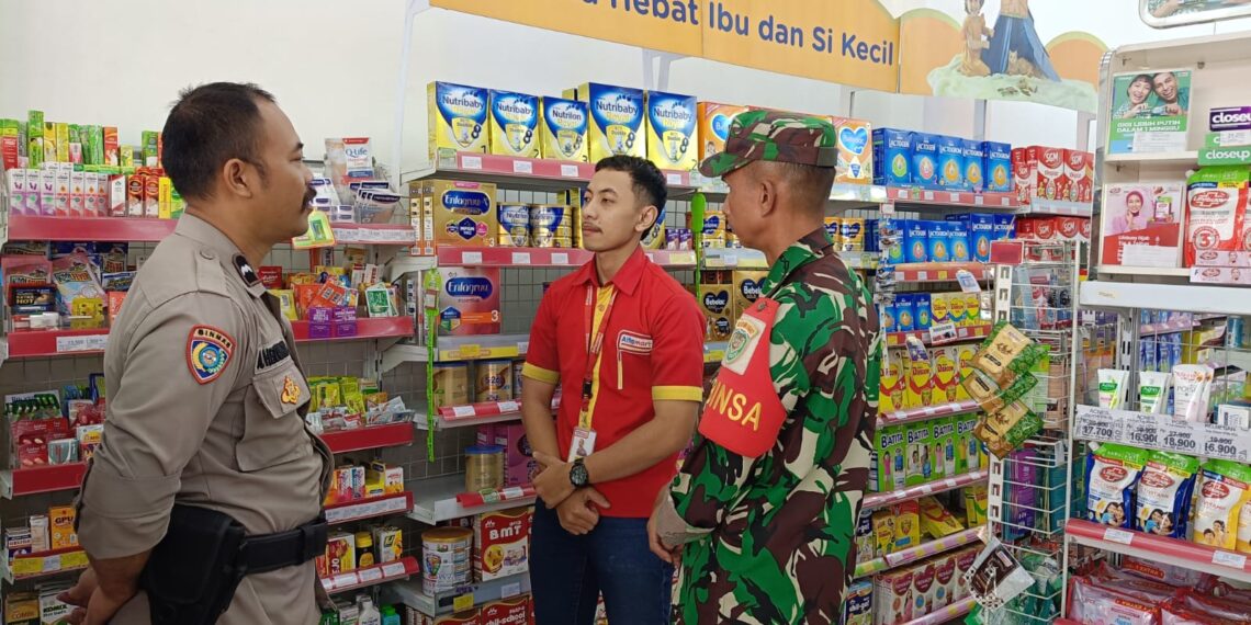 Dalam Upaya Kondusifitas Di Wilayah Bhabinkamtibmas Polsek Warudoyong lakukan patroli Dialogis