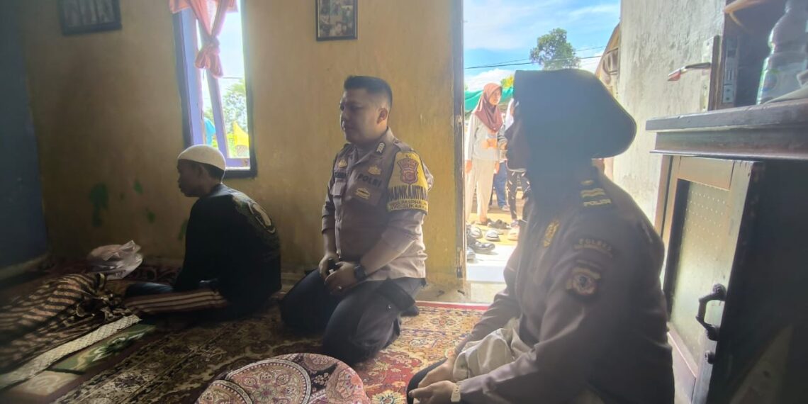Bhabinkamtibmas Desa Pasirhalang Polsek Sukaraja Melayat Ke Rumah Salah Satu Warga Yang Meninggal Dunia
