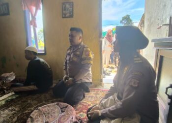 Bhabinkamtibmas Desa Pasirhalang Polsek Sukaraja Melayat Ke Rumah Salah Satu Warga Yang Meninggal Dunia