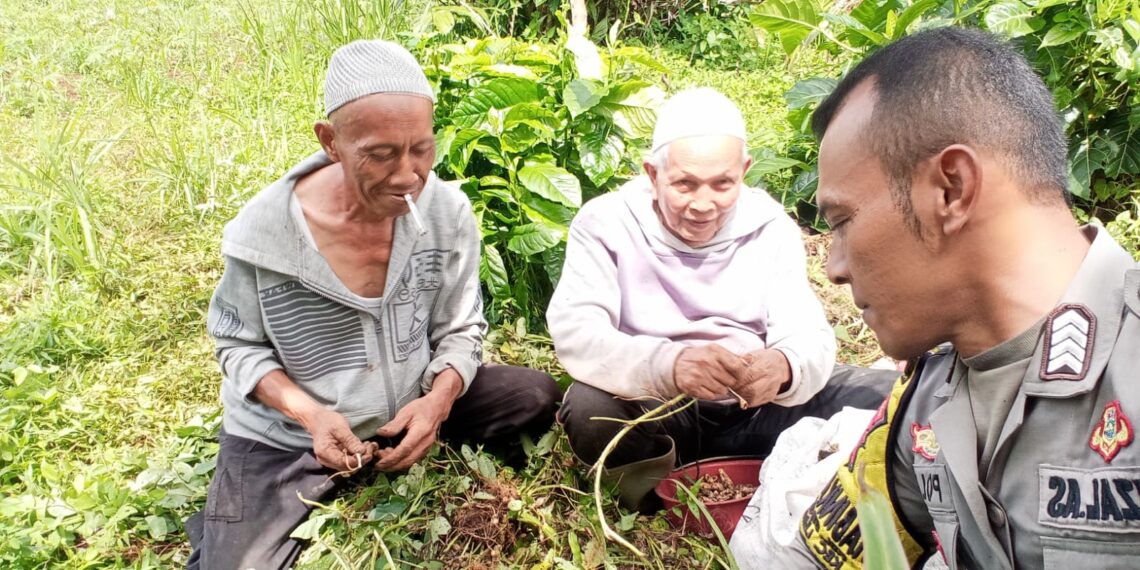 Dekati warga Babinkamtibmas  Sambangi Warga dan Berikan Imbauan Kamtibmas