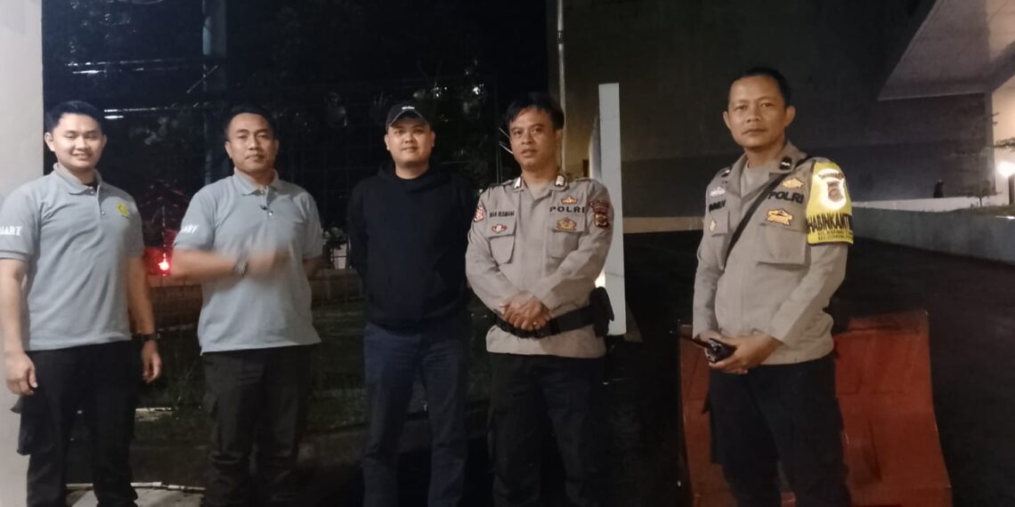 Polsek Gunungpuyuh Patroli Sambang Satpam Rumah Sakit, Sampaikan Pesan Kamtibmas