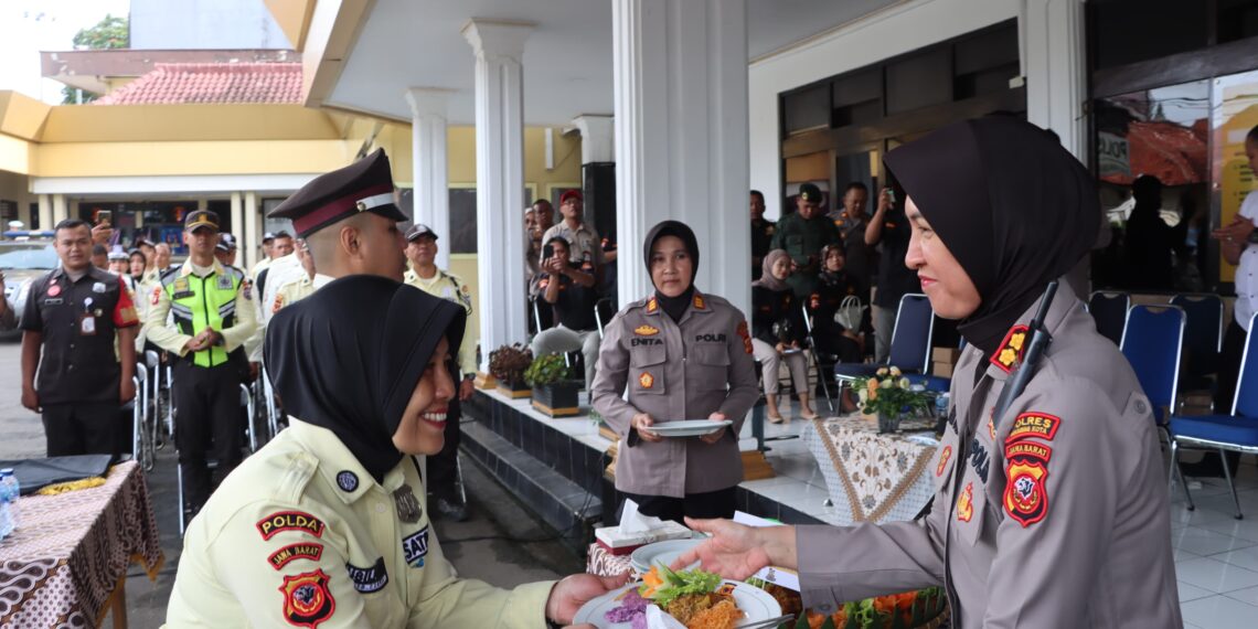 Meriahkan HUT Satpam ke-44, Satpam di Kota Sukabumi Potong Tumpeng