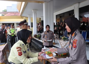 Meriahkan HUT Satpam ke-44, Satpam di Kota Sukabumi Potong Tumpeng