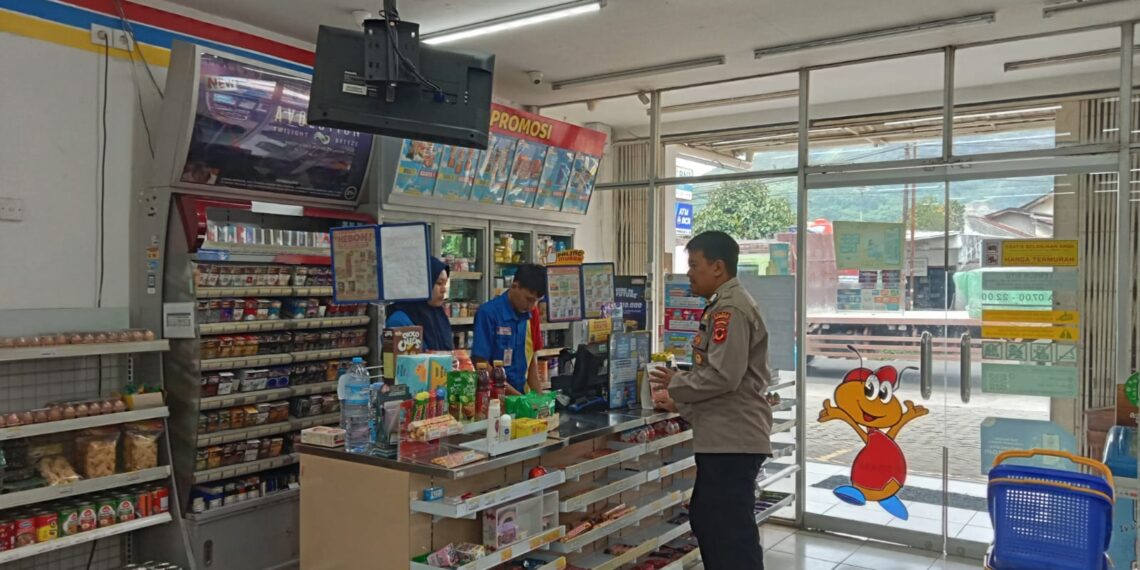 Patroli Sambang Alfamart dan Indomart Beri Himbauan Kamtibmas