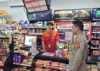 Patroli ke Minimarket, Unit Samapta Polsek Cisaat Berikan Himbuan Kamtibmas
