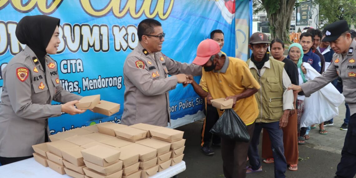 Peduli Sesama, Polres Sukabumi Kota Bagi-bagi Nasi Kotak