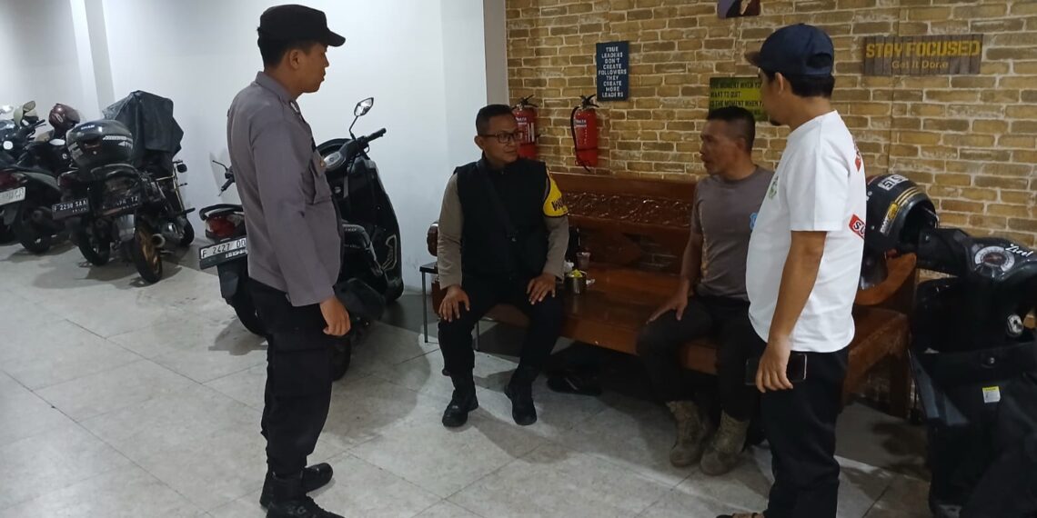 Patroli Rutin Malam Hari, Polsek Gunungpuyuh Sambangi Satpam Hotel / Penginapan sampaikan Himbauan kamtibmas