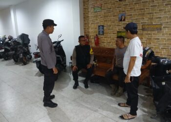 Patroli Rutin Malam Hari, Polsek Gunungpuyuh Sambangi Satpam Hotel / Penginapan sampaikan Himbauan kamtibmas