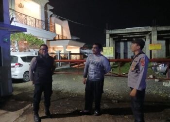 Rutin Sambang Satpam Perumahan, Anggota Piket Polsek Gunungpuyuh Ingatkan Satpam Lebih Tingkatkan Kewaspadaan