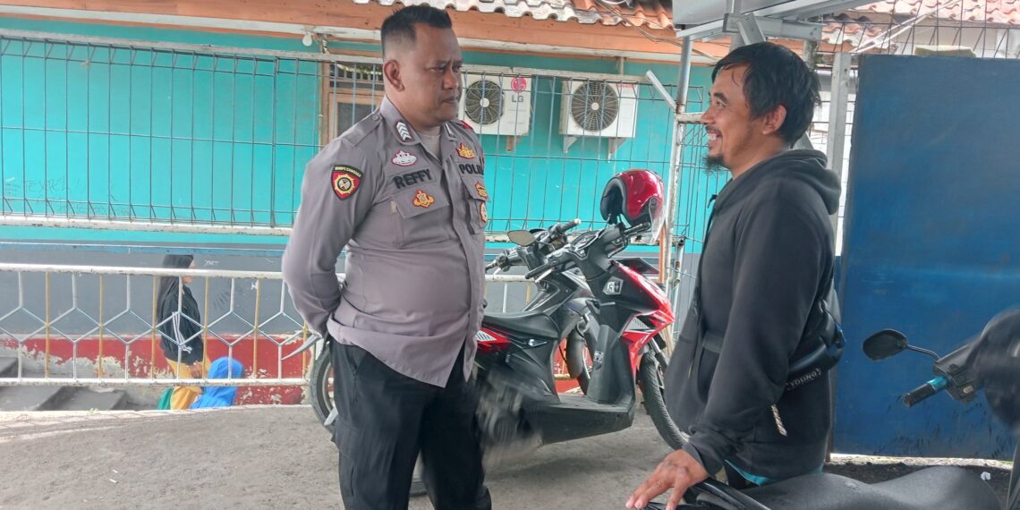 Temui Juru parkir, Unit Samapta Polsek Cisaat  berikan Pesan Kamtibmas