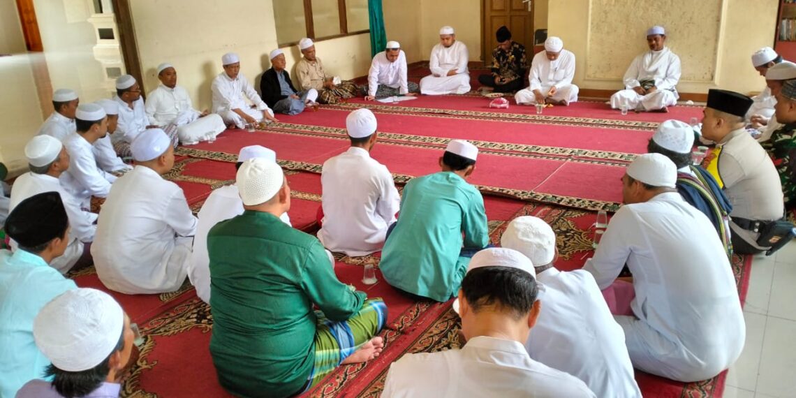 Bhabinkamtibmas Polsek Cireunghas Bersama Babinsa dan Kepala Desa Koordinasi Persiapan Acara Peringatan Isra Mi’raj Nabi Muhammad Saw dan Haul Al ‘Alim Al ‘Allamah Alhabib Syech Bin Salim AlAthas ke-47