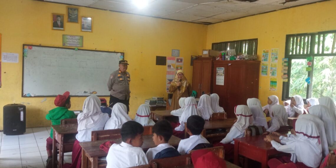 Panit Binmas Polsek Cisaat jadi Pembina Upacara Hari Senin di Sekolah Dasar
