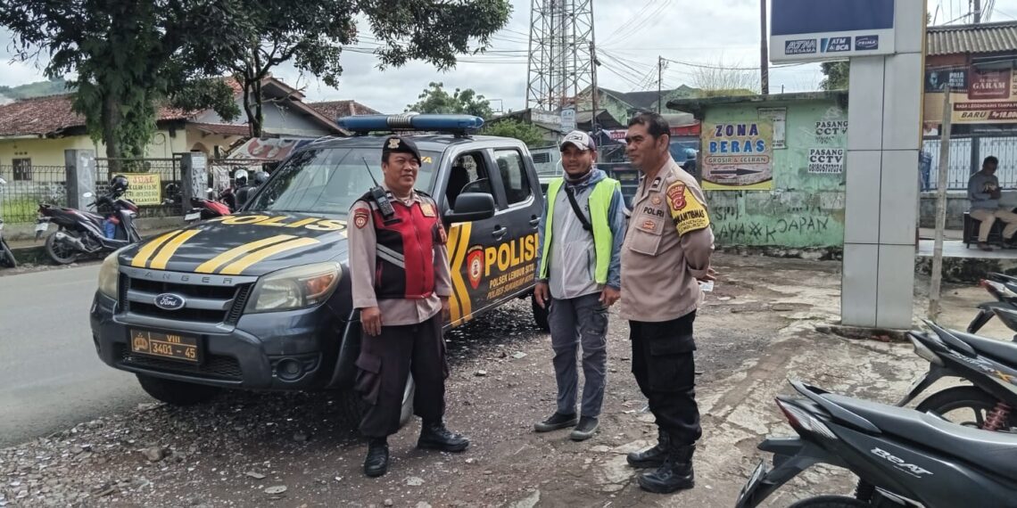 Anggota Patroli Himbau Tukang Parkir Agar Tertib Pada Peraturan