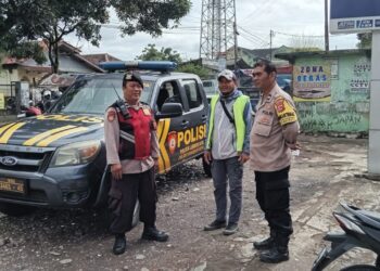 Anggota Patroli Himbau Tukang Parkir Agar Tertib Pada Peraturan