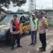 Anggota Patroli Himbau Tukang Parkir Agar Tertib Pada Peraturan
