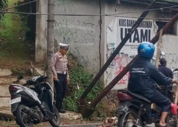 Antisipasi Lakalantas, Polsek Baros Evakuasi Tiang Kabel Internet Melintang Hambat Arus Lalin