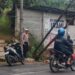 Antisipasi Lakalantas, Polsek Baros Evakuasi Tiang Kabel Internet Melintang Hambat Arus Lalin