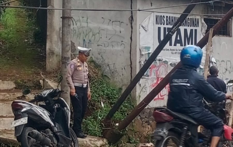 Antisipasi Lakalantas, Polsek Baros Evakuasi Tiang Kabel Internet Melintang Hambat Arus Lalin