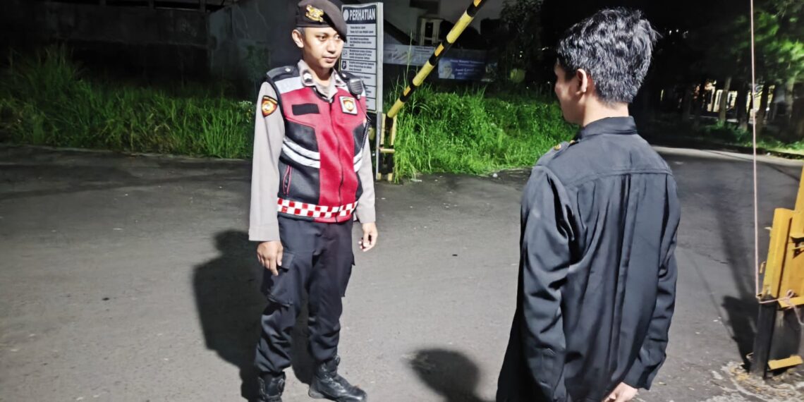 Laksanakan Patroli Malam, Polsek Baros Sambangi Satpam