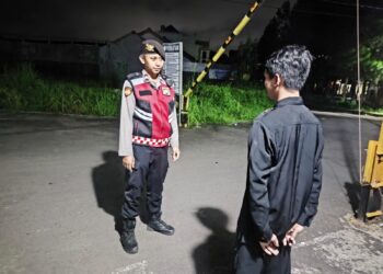 Laksanakan Patroli Malam, Polsek Baros Sambangi Satpam