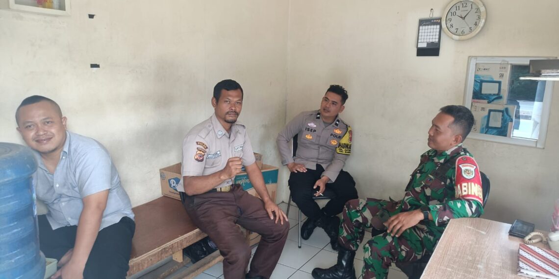 Cegah Aksi Kejahatan, Anggota Bhabinkamtibmas berikan Himbauan Kamtibmas Kepada Security