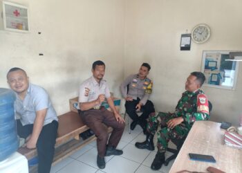Cegah Aksi Kejahatan, Anggota Bhabinkamtibmas berikan Himbauan Kamtibmas Kepada Security