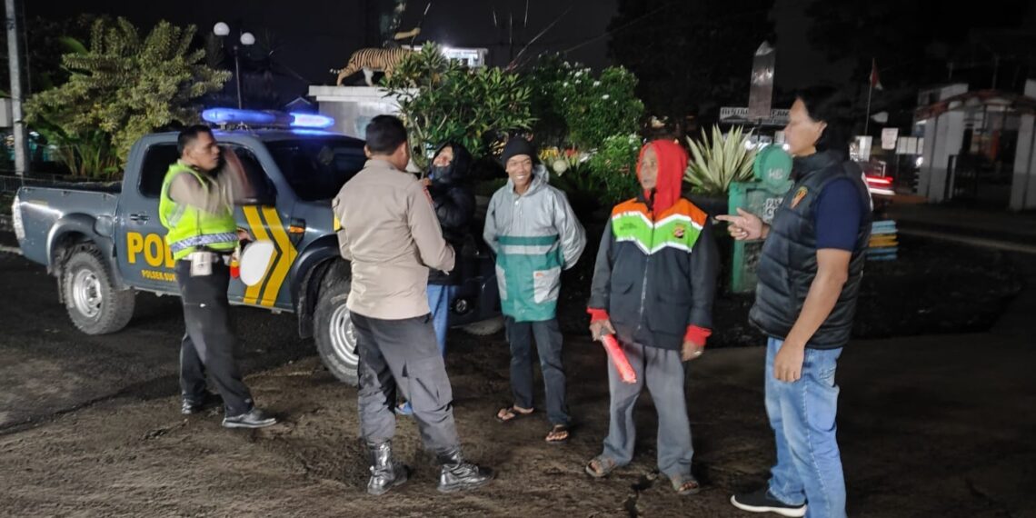 Patroli Strong Point Malam Dialogis Dengan Masyarakat Wujudkan Situasi Kamtibmas Yang Aman