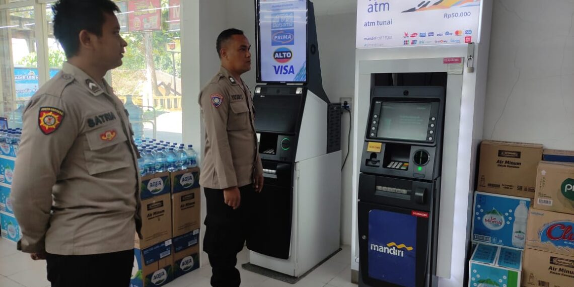 Patroli mobile rutin Polsek Kadudampit antisipasi gangguan kamtibmas di wilayah hukum polsek kadudampit