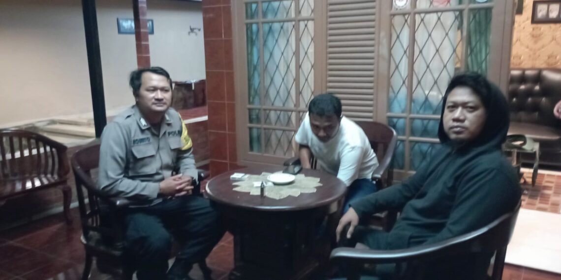 Patroli Polsek Kebonpedes Door to Door Sampaikan Himbauan Kamtibmas