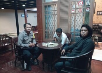 Patroli Polsek Kebonpedes Door to Door Sampaikan Himbauan Kamtibmas