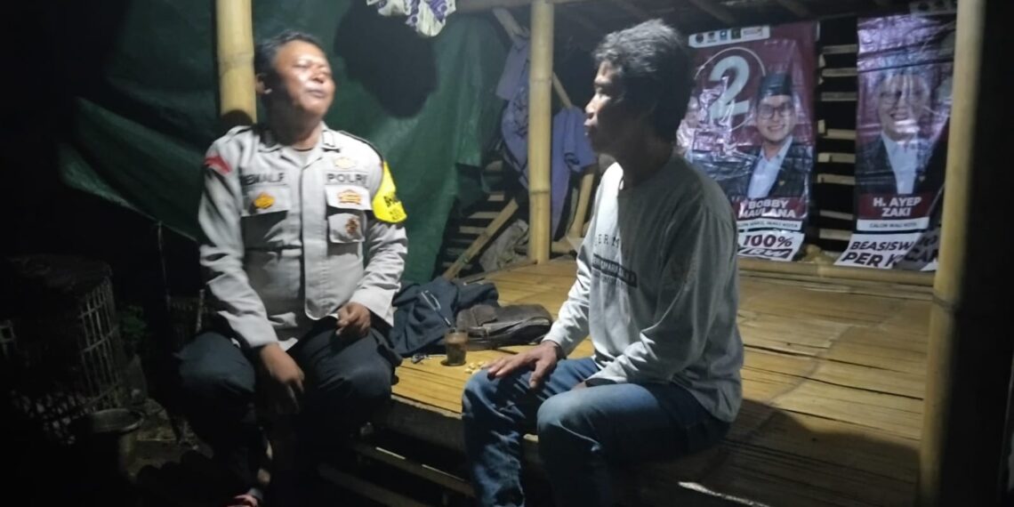 Kegiatan sambang dan silaturahmi bhabinkamtibmas di malam hari