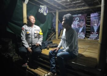 Kegiatan sambang dan silaturahmi bhabinkamtibmas di malam hari