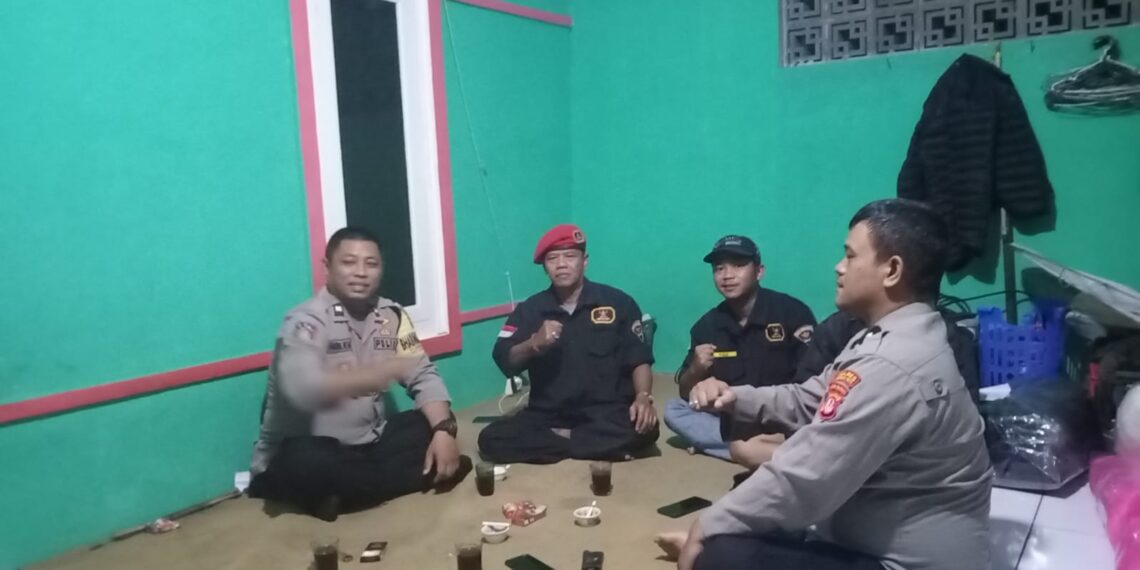 Bhabinkamtibmas dan anggota unit Samapta Polsek Sukaraja Laksanakan sambang kepada tokoh masyarakat