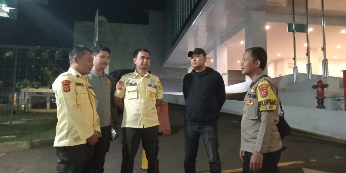 Polsek Gunungpuyuh Patroli Sambang Satpam Rumah Sakit, Sampaikan Pesan Kamtibmas