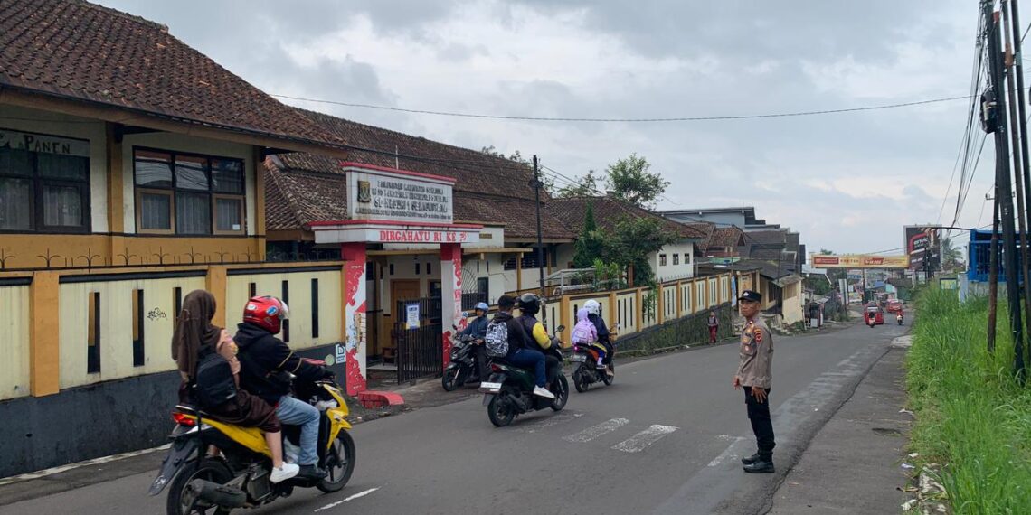 Polsek Sukabumi memberikan Pelayanan prima pengaturan lalu lintas