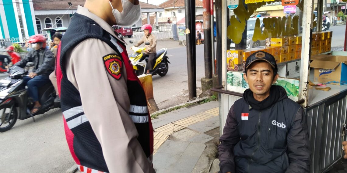 Berdialog Dengan Warga, Unit Samapta Polsek Cisaat   Dialogis Berikan Himbauan Kamtibmas
