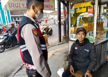 Berdialog Dengan Warga, Unit Samapta Polsek Cisaat   Dialogis Berikan Himbauan Kamtibmas