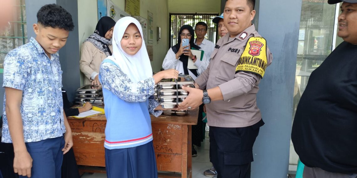 Bhabinkamtibmas Polsek Sukaraja melaksanakan Monitoring kegiatan launching program pemberian makanan sehat bergizi gratis untuk para pelajar