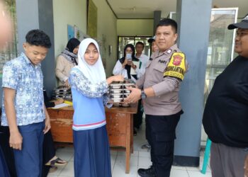 Bhabinkamtibmas Polsek Sukaraja melaksanakan Monitoring kegiatan launching program pemberian makanan sehat bergizi gratis untuk para pelajar