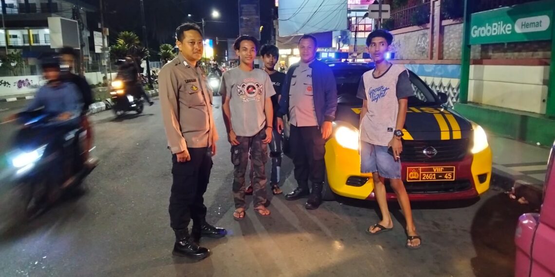 Patroli Malam Polsek Cikole Sampaikan Himbauan Kamtibmas kepada Warga