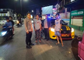 Patroli Malam Polsek Cikole Sampaikan Himbauan Kamtibmas kepada Warga
