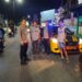 Patroli Malam Polsek Cikole Sampaikan Himbauan Kamtibmas kepada Warga