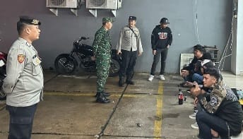 Polsek Gunungpuyuh Sambangi Pemuda Nongkrong Untuk Berikan Himbauan