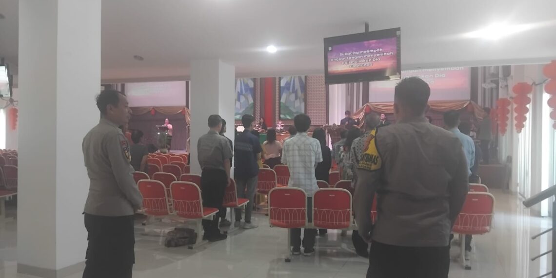 Personil Polsek Sukalarang Laksanakan PAM Ibadah Kebaktian di Gereja, Kristen Indonesia (GKI) Penginjil Kota Sukabumi
