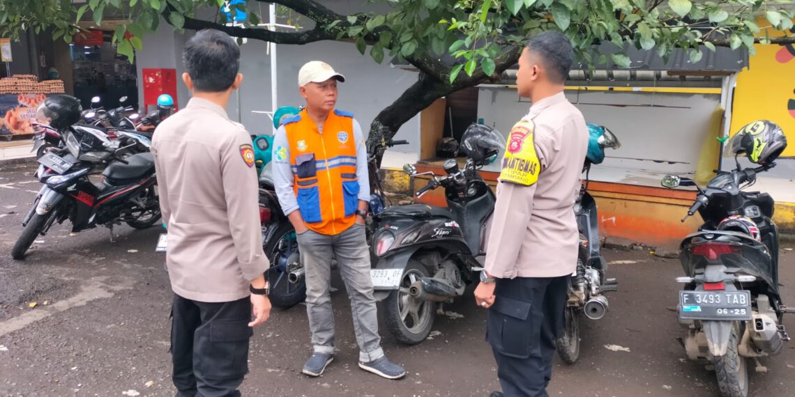 Guna menciptakan keamanan dan kondusif, Kapolsek Citamiang Patroli Dialogis dan Sambangi Warga.